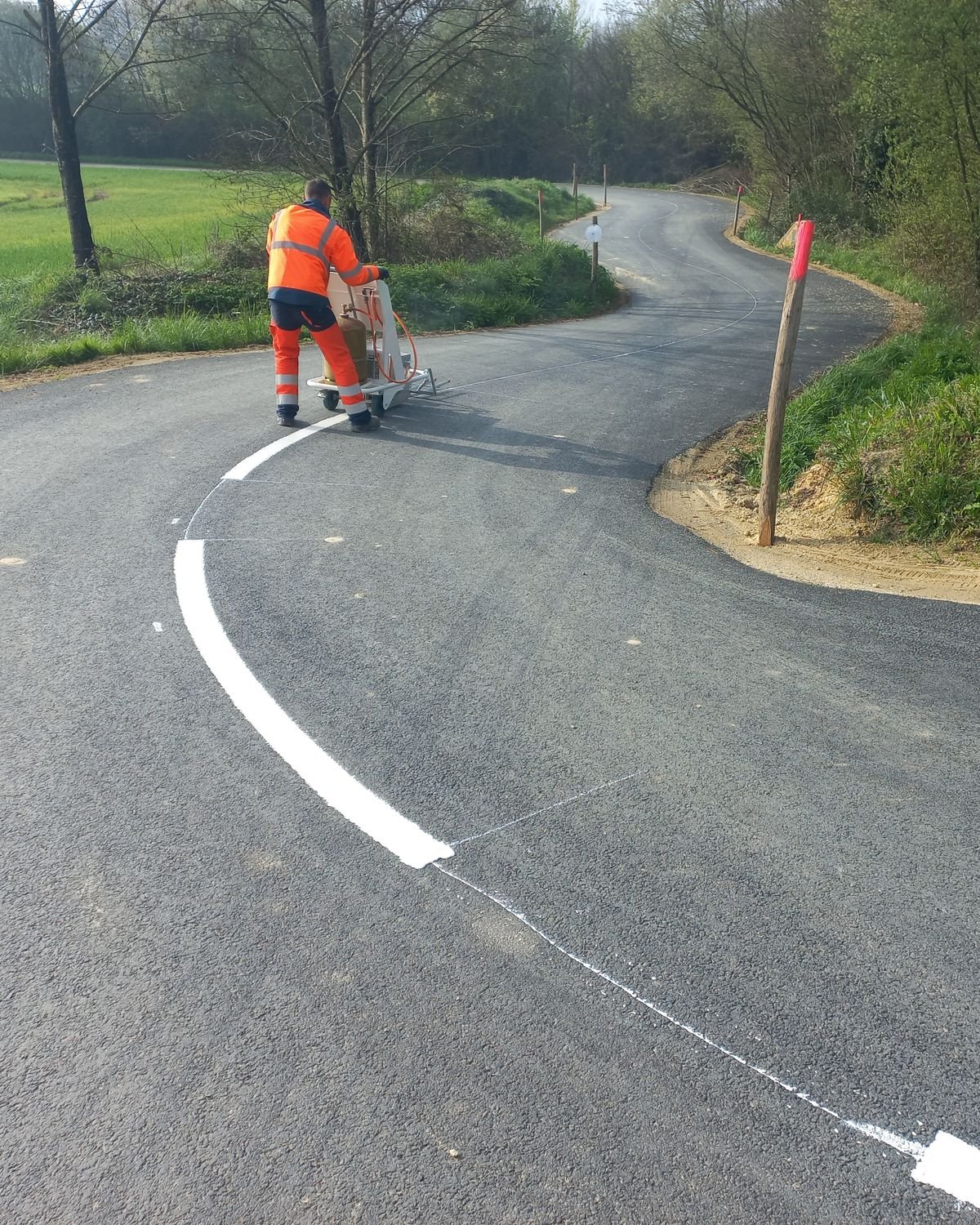 Traçage d’une ligne de marquage dans une route en courbe