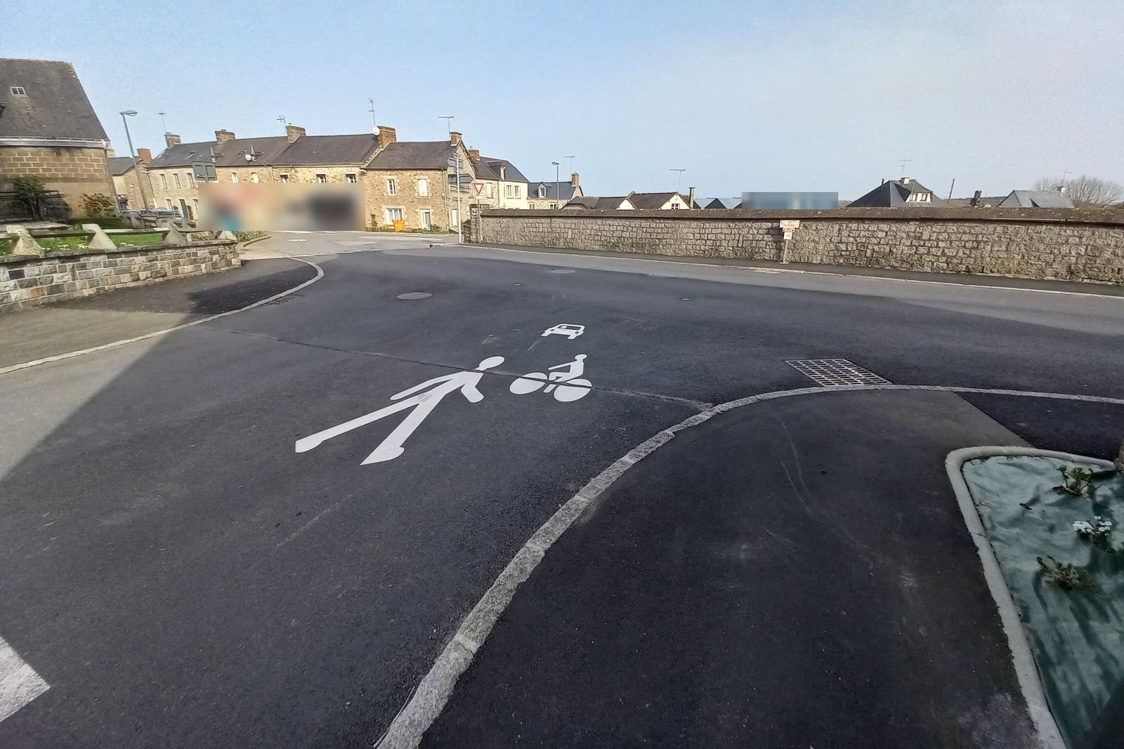 Pictogrammes piéton et cycle au sol dans un centre-bourg
