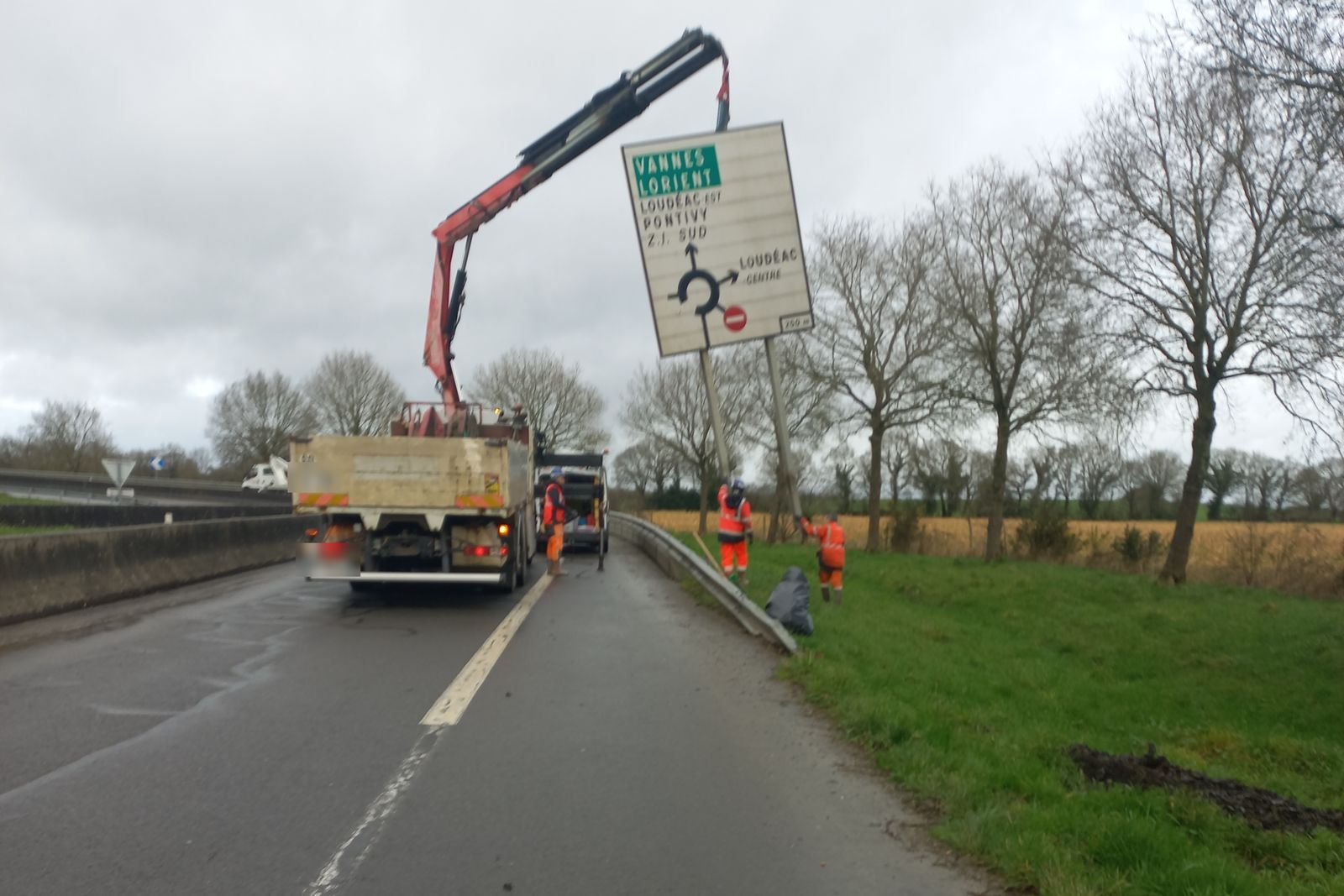 Dépose d’un panneau directionnel à l’aide d’un camion-grue