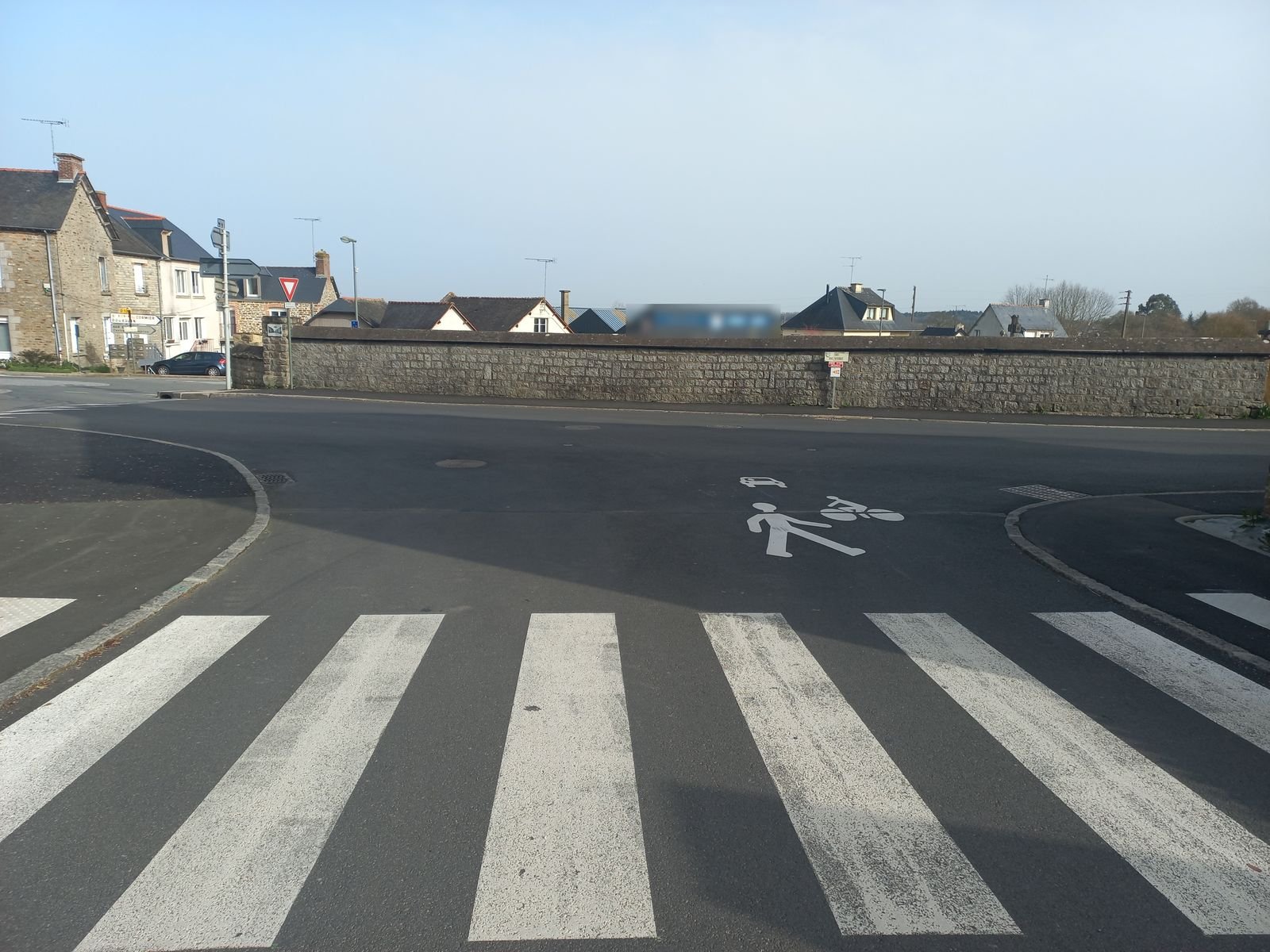 Passage piéton et pictogrammes au sol dans un centre-bourg