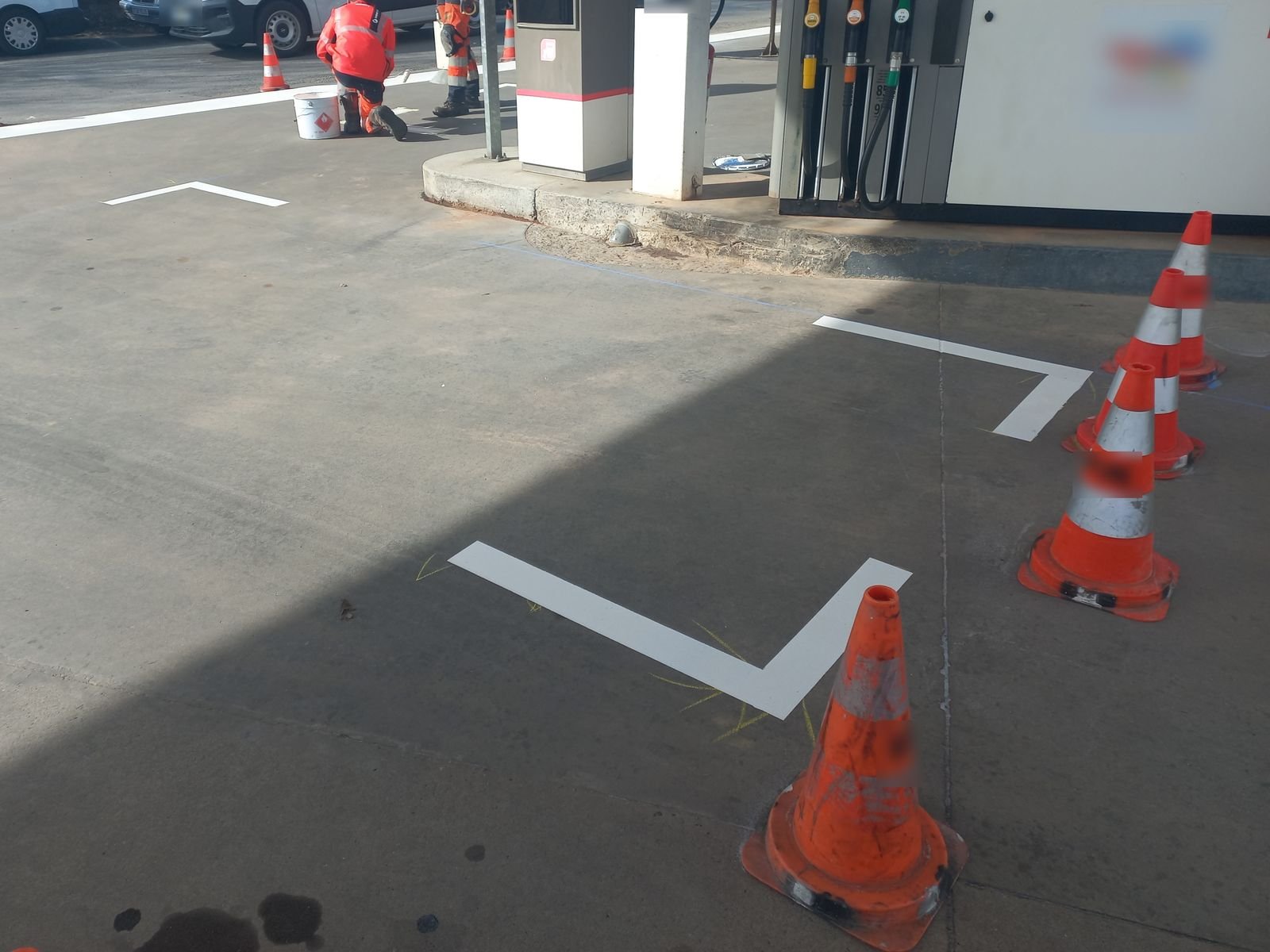 Station-service après réfection des marquages au sol