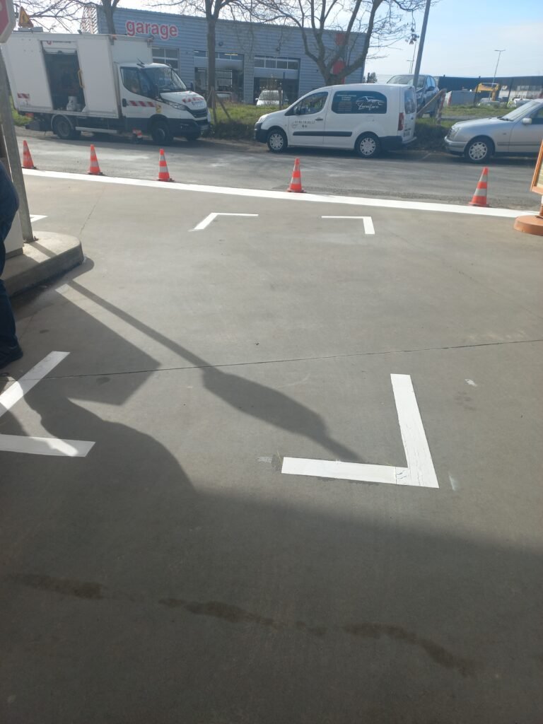 Chantier de marquage stationnement station-service et bande de stop