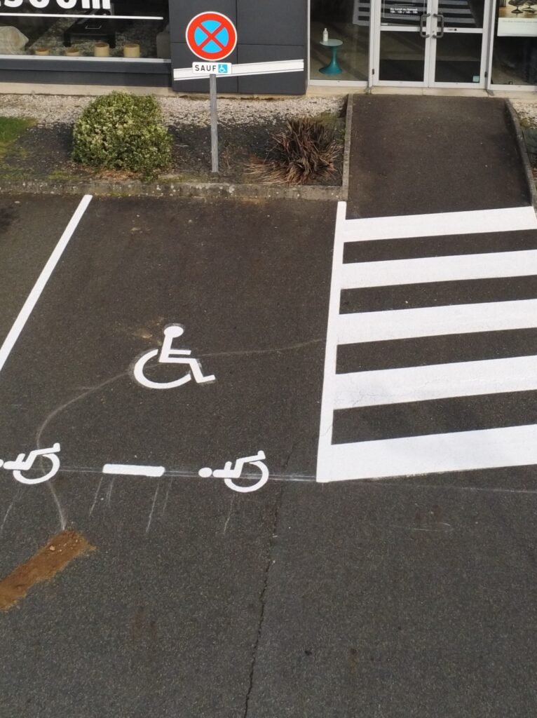 Signalisation horizontale et verticale - Place PMR